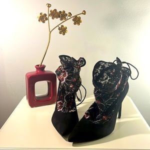 Zara Basic pump. This is a SEXY SHOE!!! Suede lower, beautiful lace upper.